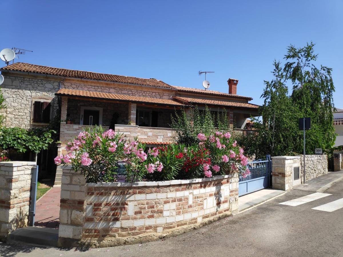 Apartmani Memic 100 M Do Plaze, Apartments Memic Only 100M From Beach Porec Bagian luar foto