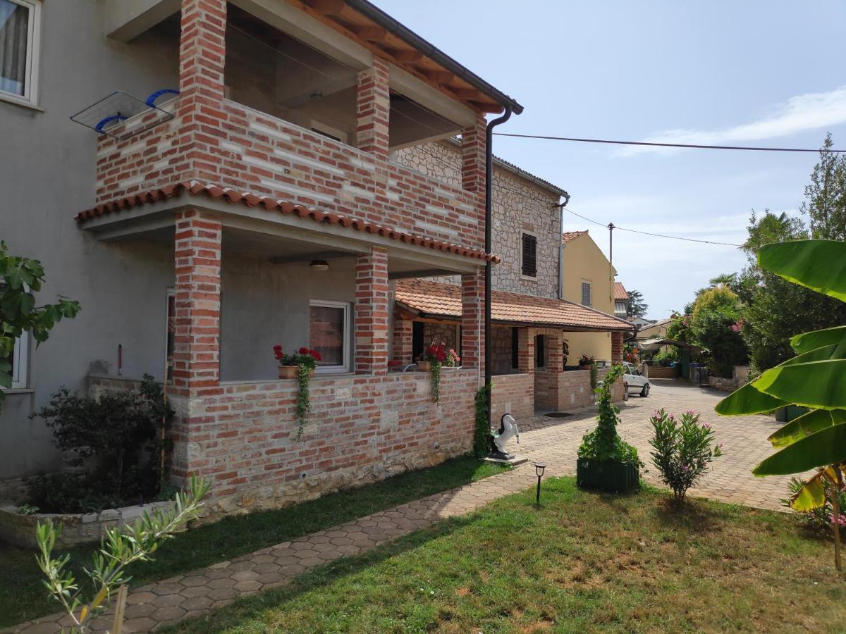 Apartmani Memic 100 M Do Plaze, Apartments Memic Only 100M From Beach Porec Bagian luar foto
