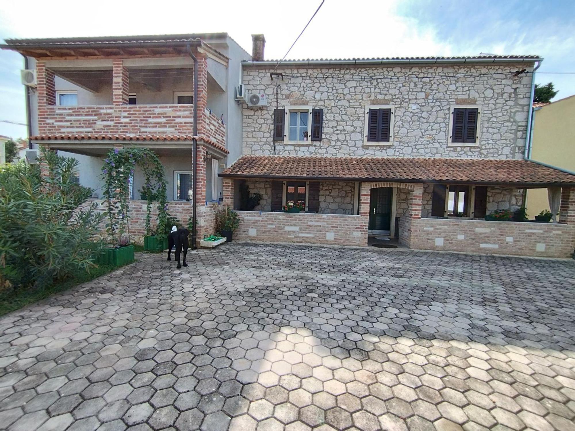 Apartmani Memic 100 M Do Plaze, Apartments Memic Only 100M From Beach Porec Bagian luar foto